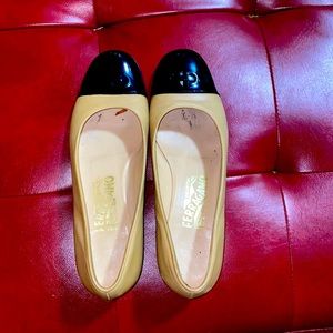 Ferragamo tan snd blk leather snd patent leather flats🔥